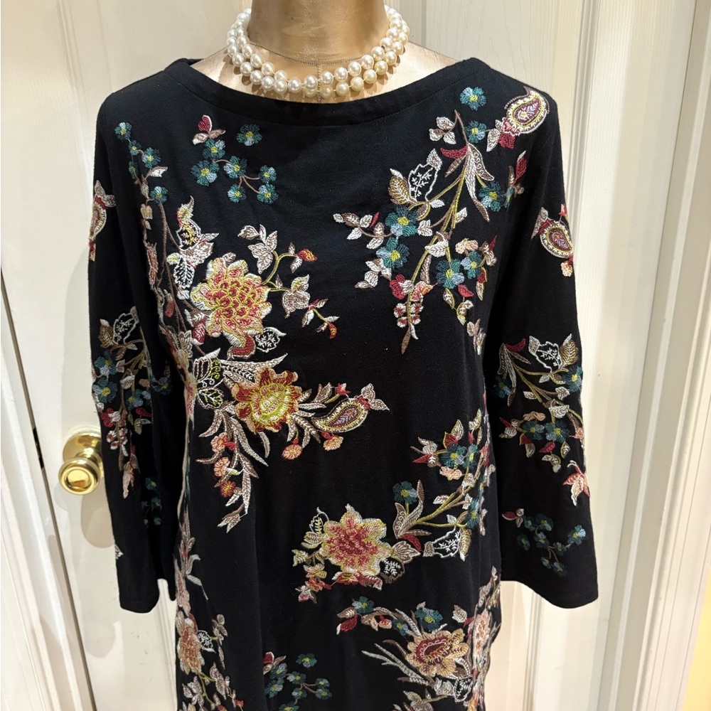 J.JILL BLACK FLORAL EMBROIDERED ROUND NECK TOP